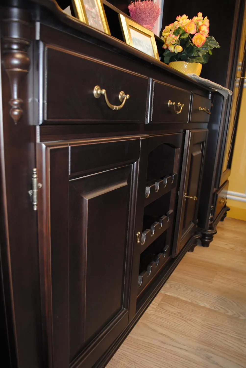 Тумба массив сосны Скандия 2-дверная с 3 ящиками с бутылочницей 1.17.02