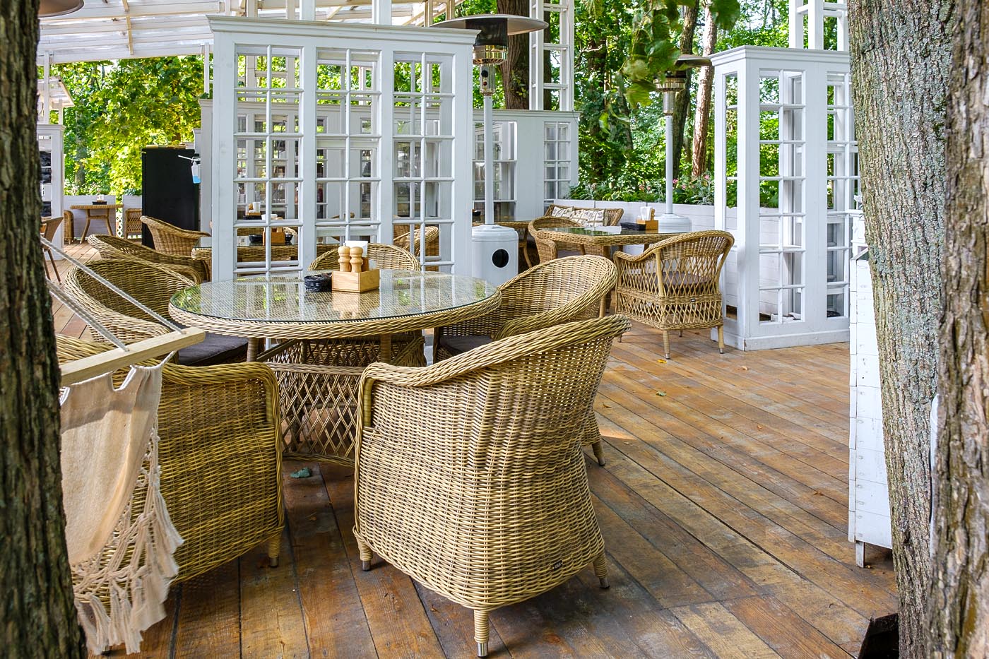 "Равенс" плетеное кресло из искусственного ротанга, цвет соломенный с серой подушкой