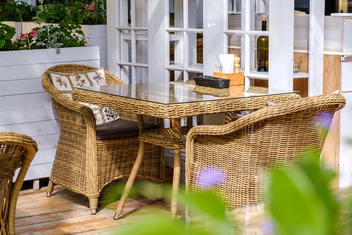 "Равенс" плетеное кресло из искусственного ротанга, цвет соломенный с серой подушкой