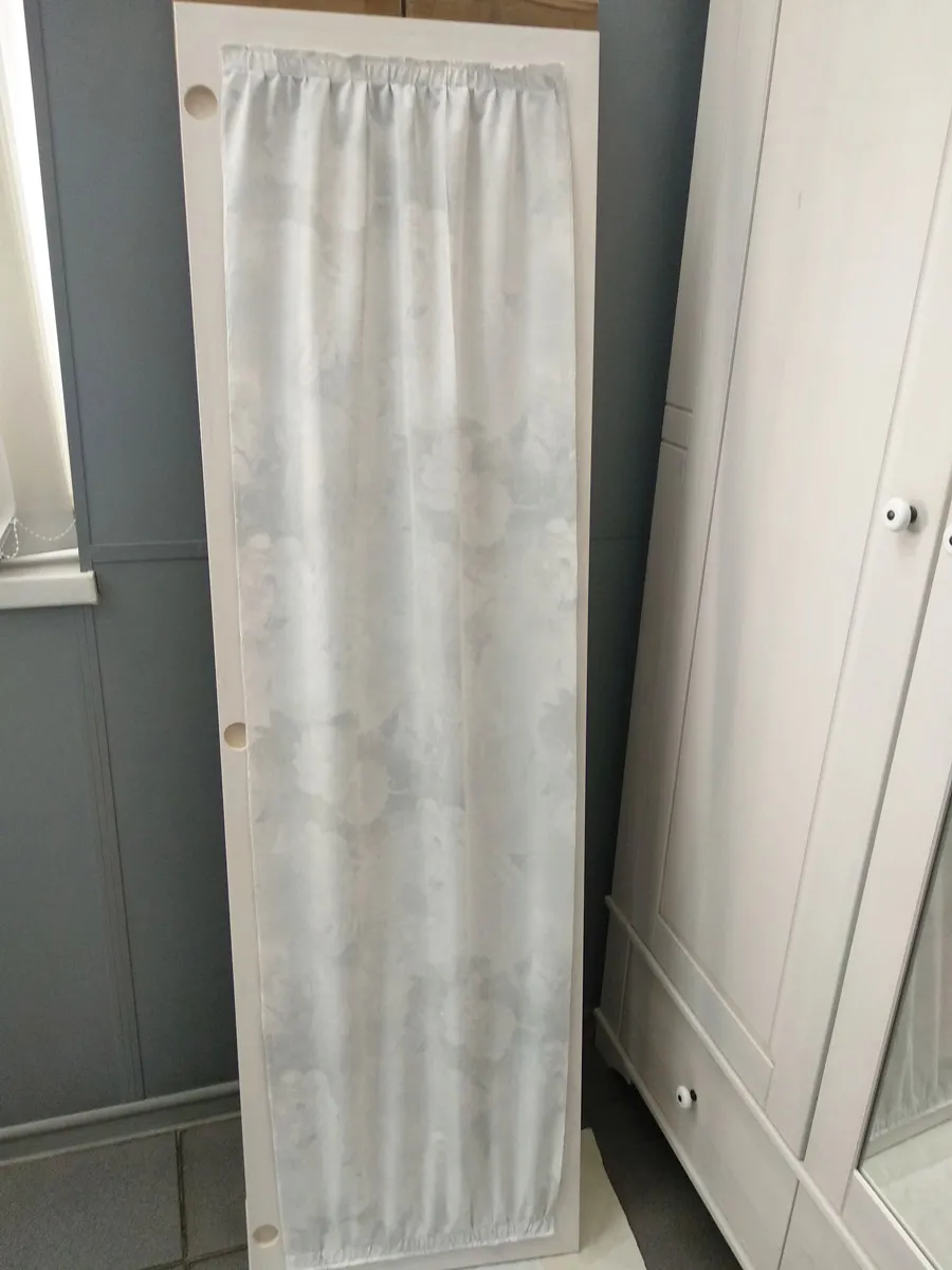 Штора для стеклянной двери шкафа/стеллажа Бейли и Лебо